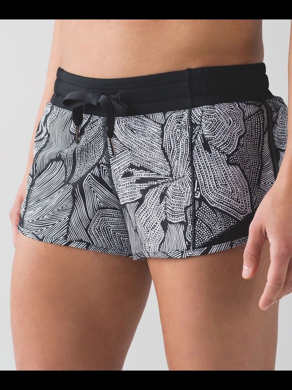 Lululemon Hottie Hot Shorts 2.5" sz 8